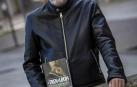 Patxi Irurzun ayer en el barrio pamplonés de Sarriguren, con un ejemplar de su último libro.