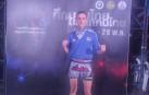 Mikel Fernández posa con la camiseta del Txantrea tras el combate que disputó en Bangkok