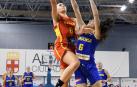 Irati Etxarri entra a canasta en el partido de ayer