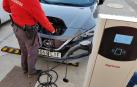 Recarga de uno de los nuevos automóviles de la Policía Foral