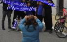 El capitán del Injerto, Borja Lucea (segundo por la izq.) se fotografía con varios aficionados que despidieron al equipo en Berbinzana
