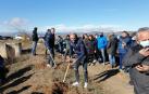 Los ciclistas Alejandro Valverde, Enric Mas y el mánager del Movistar, Eusebio Unzué, han participado este miércoles en la presentación del proyecto de reforestación '1.000 árboles en Navarra' que ha tenido lugar en Sangüesa.
