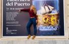 Sofía Esparza, posando junto al cartel de 'La tabernera del puerto'