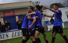 Vania Adot, autor del tanto del triunfo de la Peña Sport ante la Mutilvera, celebra cerca del banderín de córner su gol junto a Satrus, Cubillo, Beñat y Ozcariz