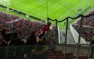 Los aficionados de Osasuna siguieron el partido desde esta esquina delimitada por una malla