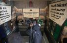 Un alumno del a UPNA, probando el simulador del centro virtual de reciclaje