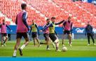 Osasuna trabajó ayer en El Sadar. En la imagen, Jaume Grau presionado por Roberto Torres