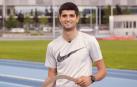 Asier Martínez, con una camiseta con el logotipo de su nuevo patrocinador.