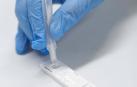 Una sanitaria realiza un test de antígenos en un centro de salud de Pamplona