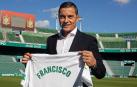 Francisco, con la camiseta del Elche sobre el cásped del Martínez Valero durante su presentación