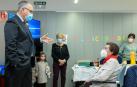 Enrique Maya visita a la pamplonesa Damiana Samino para felicitarle por su centenario