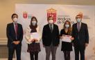 Entrega de las Becas. De izquierda a derecha: Manuel Landecho, Teresa Dot, Rafael Teijeira, Ángela Estenaga y Enrique Ordieres