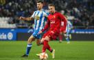 Ontiveros protege el balón en una de las acciones que protagonizó en Riazor