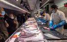Un puesto de pescadería en el mercado del Ensanche durante la venta, ayer por la mañana