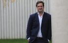 Javier Lipúzcoa Serón posa en la entrada del Edificio Amigos de la Universidad de Navarra