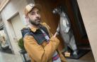 Jorge Hernández ‘J’George’, junto a su escultura de oso en el restaurante Remigio de Tudela