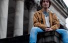 Martín Esparza Iaizzo frente a la fachada del edificio central de la UCL