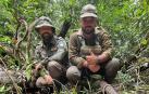Fernando Gómez, a la izquierda, posa junto al guarda corellano Enrique Pérez con una anaconda verde en la zona del río Gálvez peruano