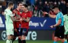 El delantero argentino de Osasuna Chimy Ávila (3i) discute con Íñigo Martínez (i), del Athletic de Bilbao