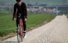 Miguel Induráin, en bicicleta, en un tramo de sterrato en las proximidades de Azpa. El pentacampeón sigue montando en bici