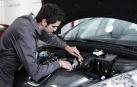 El operario de un taller realiza un trabajo en un coche