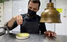 El joven cocinero albaceteño Juan Beltrán en la cocina del restaurante Delienzo de Madrid