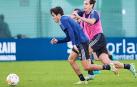 Manu Sánchez trata de irse de Íñigo Pérez durante el entrenamiento rojillo de este lunes, 11 de enero