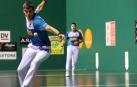Joseba Ezkurdia golpea una pelota en presencia de Xabier Tolosa en el Labrit