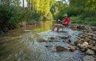 El escritor Carlos Aurensanz en el río de Oliete, localidad en cuyo certamen participó junto a Cristina Fallarás.