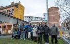 Varios de los vecinos afectados  en el jardín aledaño al nuevo bloque, pegado al de la izquierda. Al fondo, sus viviendas