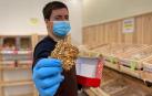 Fermín Sanz muestra una pasta recubierta de frutos secos, en su tienda de San Juan