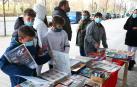 Los más pequeños disfrutaron curioseando los cromos antiguos de la colección de Miki Bermejo