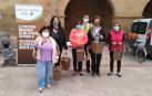 Un grupo de vecinos con el contenedor marrón para depositar la materia orgánica
