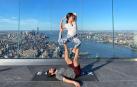 Raquel Ordóñez y Pablo Cortezón hacen acroyoga en el Edge, un mirador situado a 345 metros de altura con una gran vista panorámica de Nueva York