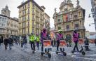 Varios de los manifestantes inician el paso en sus patinetes eléctricos