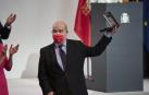 Antonio Resines recibe una de las medallas de oro al Mérito en las Bellas Artes