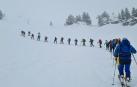 Los participantes en la Alta Ruta Pyrene, del Deportivo Navarra, ascienden entre la niebla