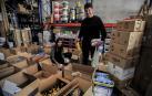 Javier Arbona y Laura Pina terminan de empaquetar todos los productos que se han donado