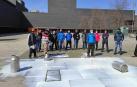 Ganaderos navarros han derramado leche en la plaza de Baluarte para denunciar la situación límite que están viviendo