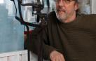 Nicolás Alba Roco, en su estudio de Pamplona, junto a una de sus obras de hierro