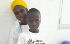 Una madre y su hijo de Senegal, antes de que el pequeño fuera operado por el equipo de cirujanos de Hope & Progress, el pasado noviembre