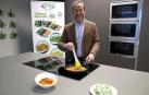 Daniel Palacio Ochoa, consejero delegado de Tutti Pasta, prepara algunos de los platos de la marca en  la cocina de la empresa