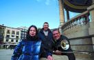 Lisa Bajrak, este domingo por la mañana en la Plaza del Castillo de Pamplona junto a Marco Bellizzi (centro) y Luis Bonilla