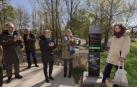 El tótem en homenaje a Remigia Echarren se ha colocado en el camino de acceso a las pasarelas del río Arga, junto al Molino de Caparroso