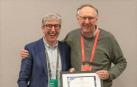 Moisés Zalba, director de Operaciones de Tracasa Global, recibe el reconocimiento de manos de Jack Dangermond, fundador y presidente de la empresa norteamericana Esri