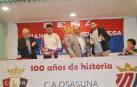 Luis Sabalza, presidente de Osasuna, Chimy Ávila, delantero de Osasuna, Jesús Luis Manso, presidente de la peña Vianesa-Mendaviesa y Jon Moncayola, centrocampista de Osasuna.