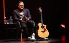 Ismael Serrano, en una de las entrevistas ficcionadas que combinó con las canciones.
