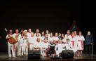 Josu Hernández, rodeado de artistas y amigos que se dieron cita el pasado 9 de abril en el Teatro de Ansoain.