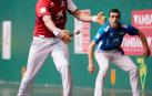 Joseba Ezkurdia dirige la pelota en presencia de Asier Agirre ayer en el Aritzbatalde de Zarautz