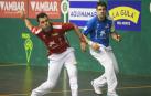 Erik Jaka e Iker Irribarria, en el duelo de este lunes en el Astelena de Eibar